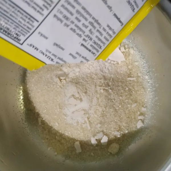 Tambahkan gula pasir, garam dan bubuk agar-agar putih.