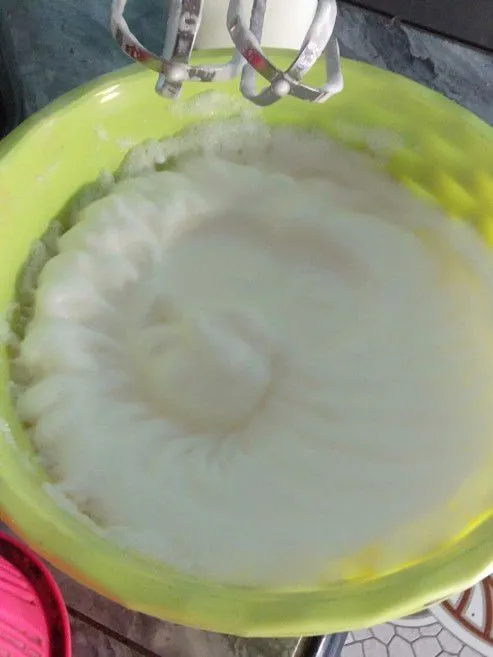 Sambil menggu puding, mixer putih telur hingga mengembang seperti busa.