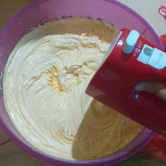Mixer mentega dan gula halus hingga lembut dan warna agak putih.