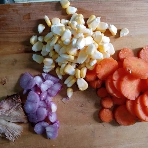 Siapkan wortel, jagung manis, lengkuas dan bawang merah.