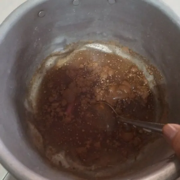 Siapkan panci masukan segelas air, coklat bubuk 2 sdm gula pasir, dan skm coklat aduk rata masak hingga mendidih lalu angkat
