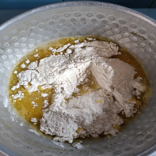 Larutkan air tambahkan margarin dan tepung terigu.