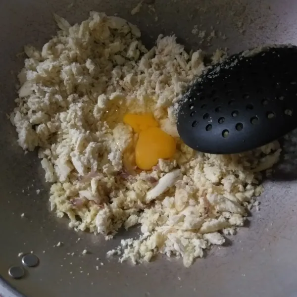 Masukkan telur, aduk rata, kemudian tambahkan semua bumbu dan sedikit air, masak hingga matang.
