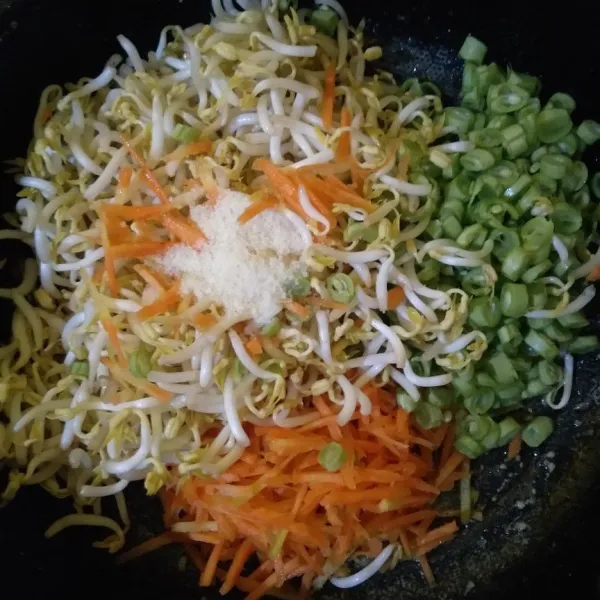 Masukkan wortel, buncis, tauge, kaldu bubuk, dan lada bubuk, lalu aduk rata.