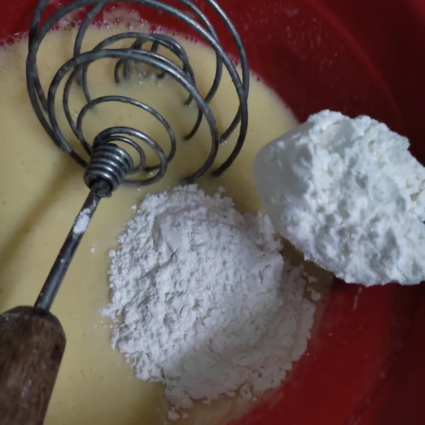 Masukkan tepung terigu sedikit demi sedikit sambil dikocok.