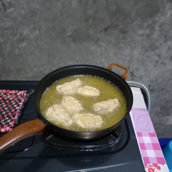 Goreng sayap ayam sampai kecokelatan.