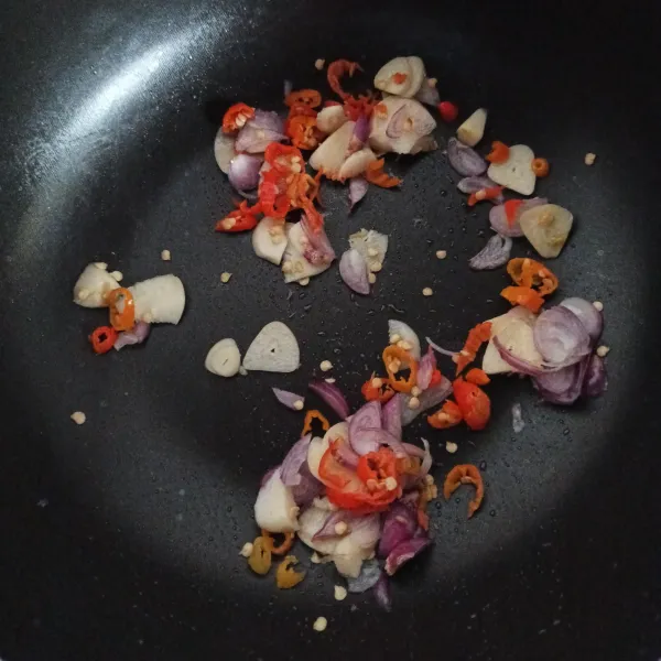 Tumis bawang merah, bawang putih dan cabe rawit.
