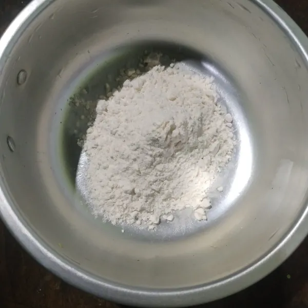 Dalam panci, masukan 4 sdm tepung terigu.