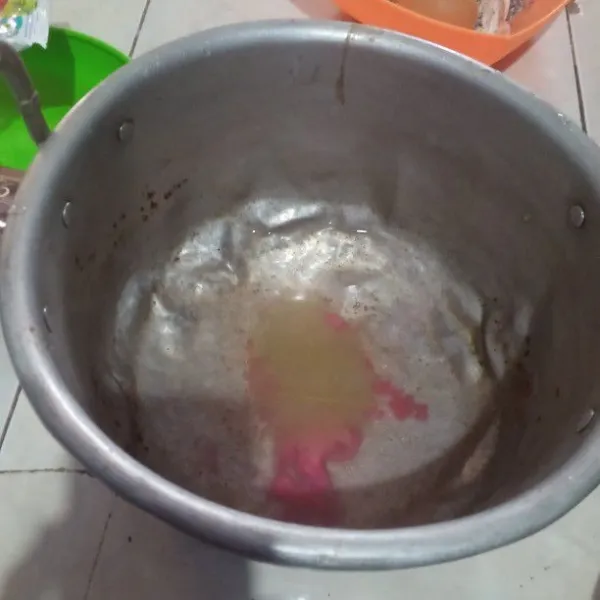 Untuk pelapis masukan segelas air putih 2 sdm gula pasir dan skm putih aduk rata masak hingga mendidih, angkat