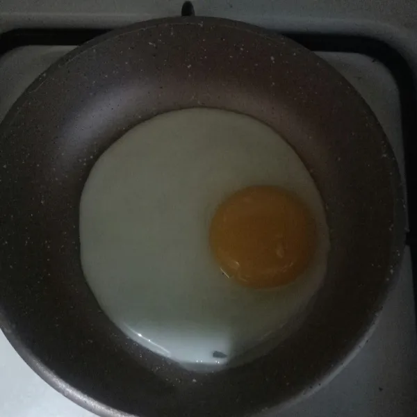 Goreng telur ayam, sisihkan