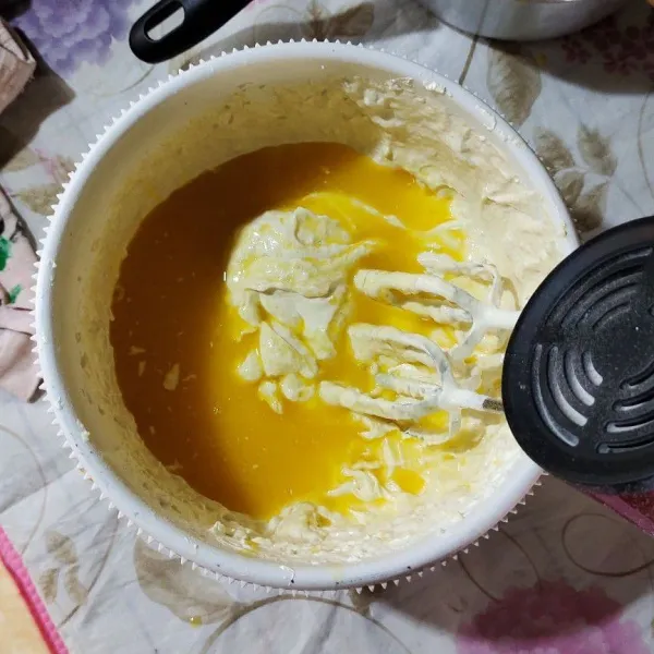 Tambahkan mentega mix margarin cair, dan mixer selama 30 detik.