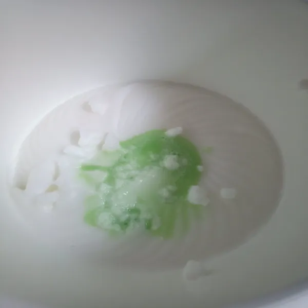 Kocok putih telur hingga berbusa, lalu masuk kan larutan puding secara bertahap, aduk hingga rata.