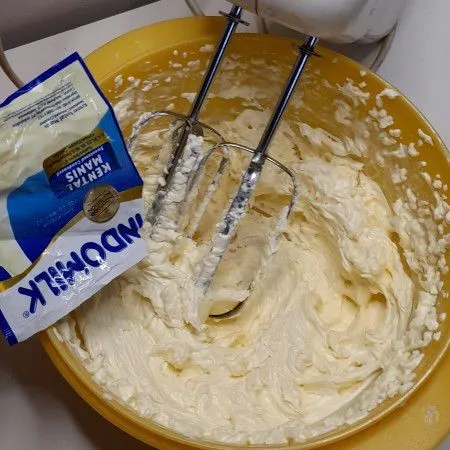 Kocok whipping cream hingga berbusa dan kaku, kemudian masukan susu kental manis.