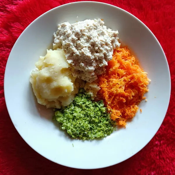 Parut wortel, cincang halus brokoli buang tangkainya, tumbuk kentang serta haluskan tahu dan bawang putih.