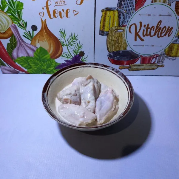 Ambil 2 sdm tepung kering. Tambahkan air agar kental. Lumuri ayam dengan tepung basah.