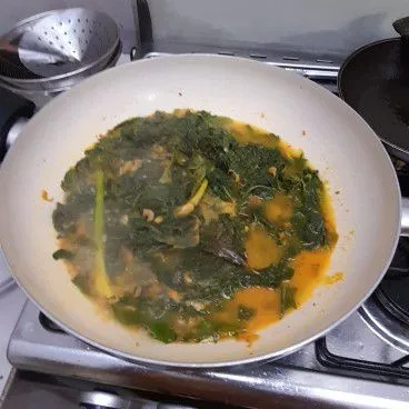 Tambahkan air 300 ml, kemudian masukkan daun singkong.
