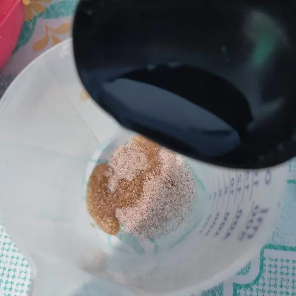 Sambil menunggu adonan mengembang, buat adonan topping. Larutkan white coffee dengan air panas, aduk rata.