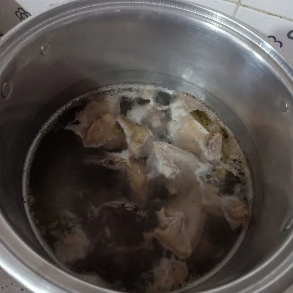 Rebus ayam sampai matang, lalu tiriskan, buang airnya.