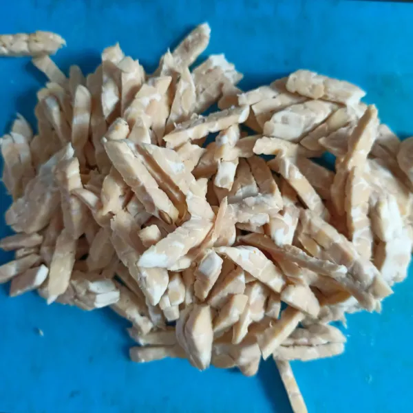 Iris-iris tempe bentuk korek api.