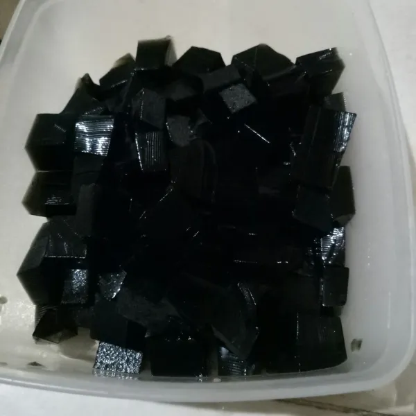 Cetak dalam wadah, jika sudah mengeras, potong bentuk dadu