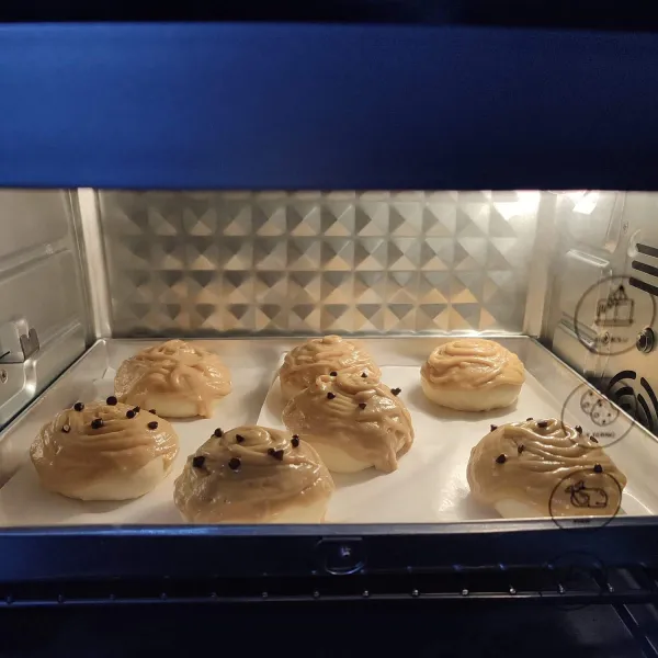 20 menit sebelum roti siap panggang, panaskan oven dengan suhu 200°C. Kemudian oven roti sampai matang dengan suhu yang sama api atas bawah (me. 30 menit).
