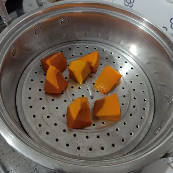 Kemudian kukus labu kuning sampai matang kurang lebih selama 15 menit.