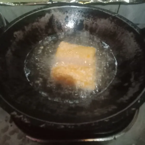 Panaskan minyak secukupnya goreng risol hingga kecoklatan dengan satu kali membalik agar risoles tidak menyerap banyak minyak.
