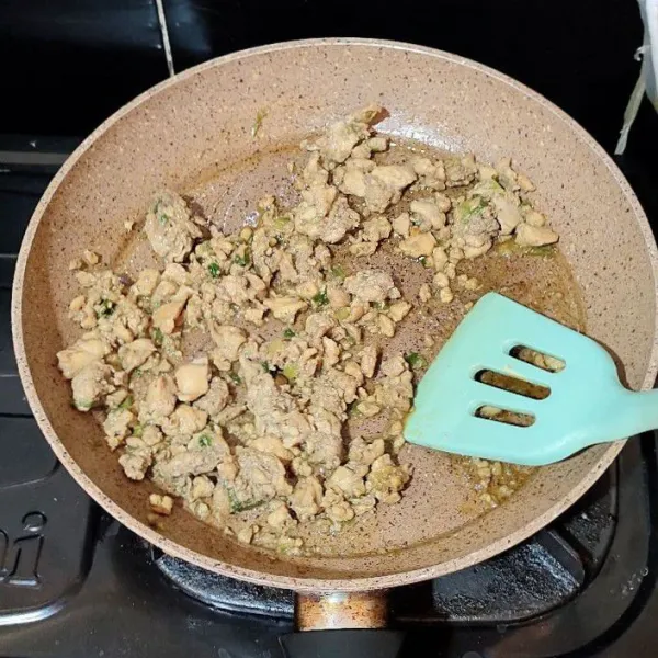 Tumis bawang putih dan bawang bombay hingga harum, lalu masukkan daging cincang dan aduk rata. Tambahkan garam, gula, merica, dan saus tiram. Aduk rata dan masak hingga berubah warna, kemudian beri irisan bawang daun.