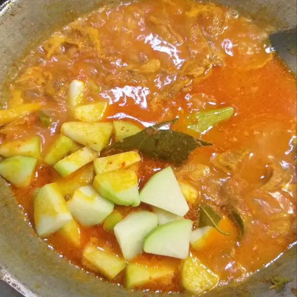 Setelah air mendidih, masukkan daging labu siam dan bumbu pelengkap. Aduk rata dan koreksi rasa.