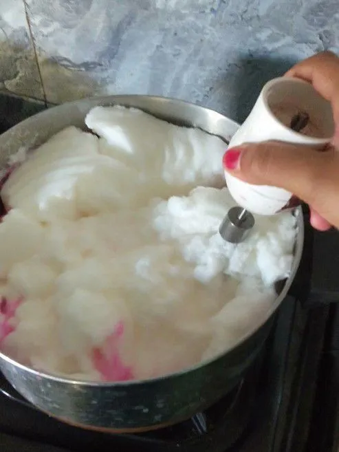 Jika puding sudah mendidih matikan kompor, masukkan putih telur dalam panci pudding aduk bersama hingga benar-benar tercampur rata.