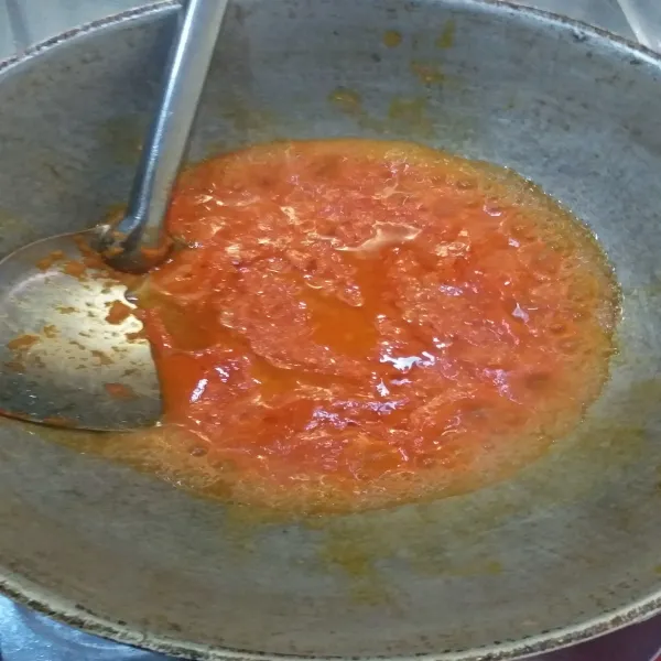 Haluskan bumbu, kemudian tumis sampai bumbu harum dan matang.