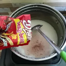 Panaskan lagi sisa adonan susu tadi dengan api kecil. Masukkan beng-beng drink dan coklat bubuk.