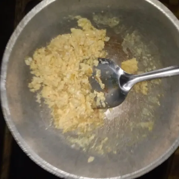 Lalu masukan bumbu putih tadi bersamaan dengan telur tadi masak hingga harum