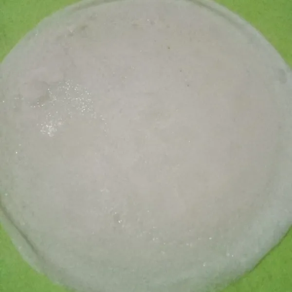 Balik teflon di atas telenan untuk melepas kulit risoles, alasi dengan daun tiap tumpukan agar mudah untuk mengambil.