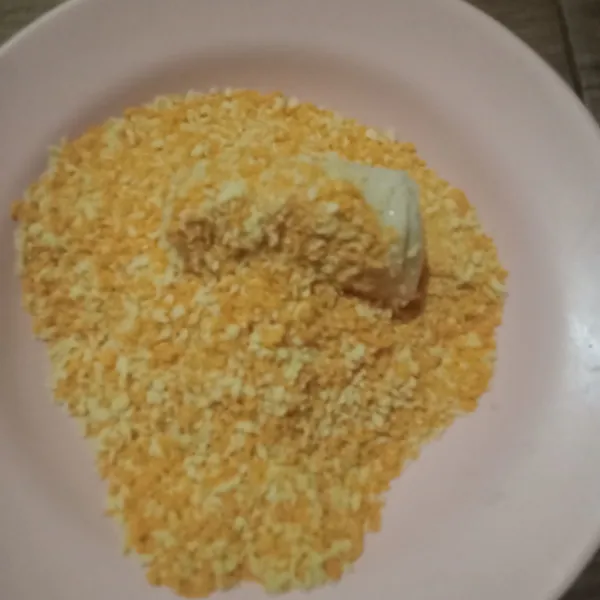 Celupkan risol kedalam kocokan telur kemudian balur dengan tepung roti.