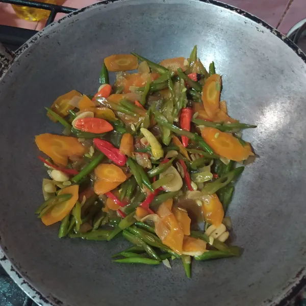 Masak hingga air agak menyusut dan sayuran menjadi empuk.