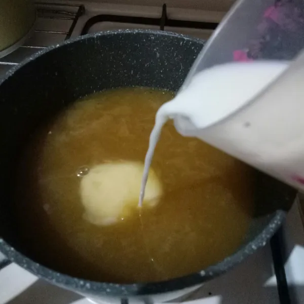 Tambahkan susu kedelai, aduk rata, masak hingga mendidih