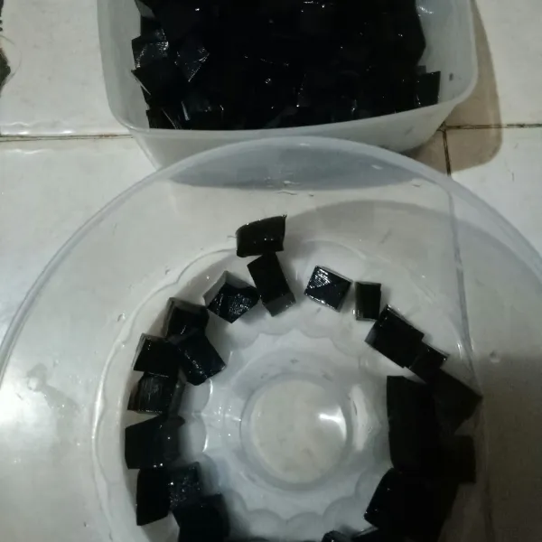 Tata puding cincau dalam cetakan