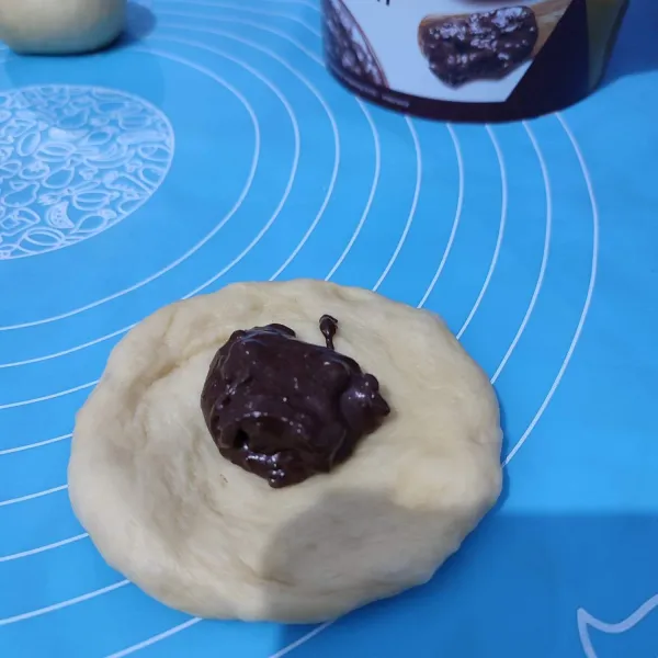 Setelah mengembang, bagi adonan menjadi beberapa bagian (me. @55gr). Kemudian rounding dan gilas tipis beri isian. Tutup rapat bagian bawah supaya tidak bocor.