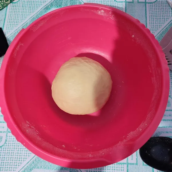 Diamkan adonan hingga mengembang 2x lipat, tutup dengan lap bersih.