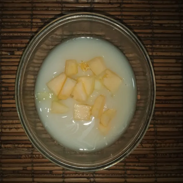 Setelah agak dingin bisa dituangkan dalam mangkuk, beri 3 lapis selang seling garbis lalu puding, melon lalu puding, garbis lalu puding, dan terakhir tuang puding sampai penuh