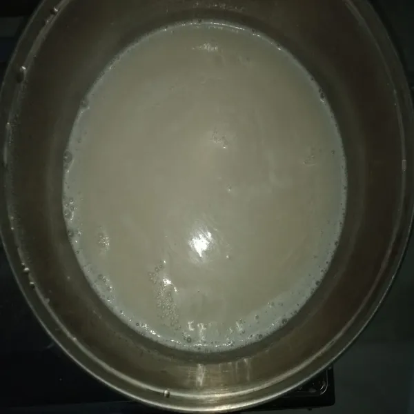 Lalu masukkan puding dalam panci dan masak hingga mendidih