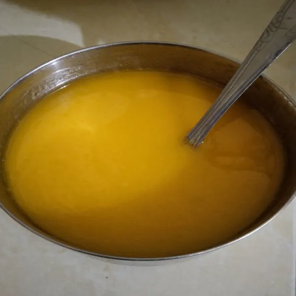 Di wadah lain, campurkan & aduk hingga rata bahan puding mentega (bahan B : kuning telur, butter, dan SKM).