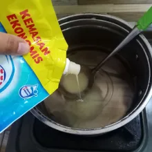 Sambil menunggu puding kaca berkulit, masukkan kental manis ke dalam sisa adonan puding sambil dipanaskan dengan api kecil sekali. Aduk rata.