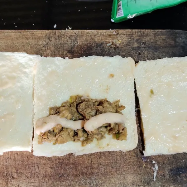 Beri 1 sendok makan daging cincang, kemudian semprotkan kembali diatasnya mayonnaise.