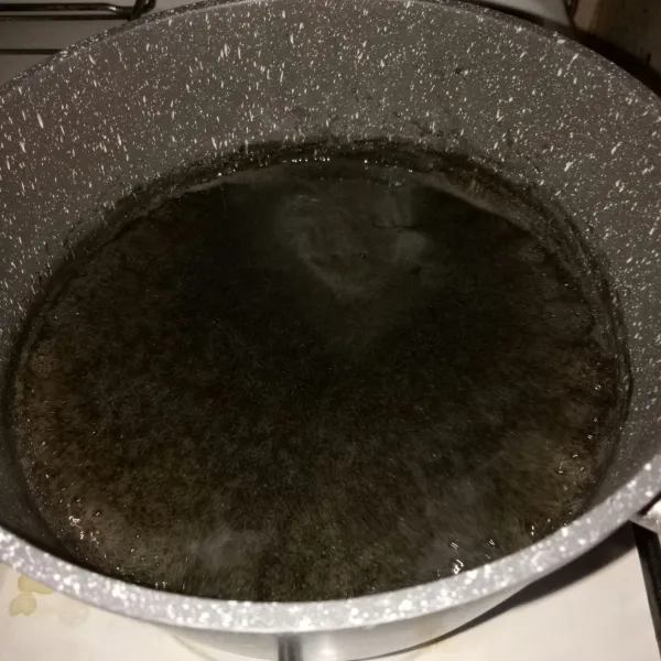 Beri gula cair dan masak hingga mendidih