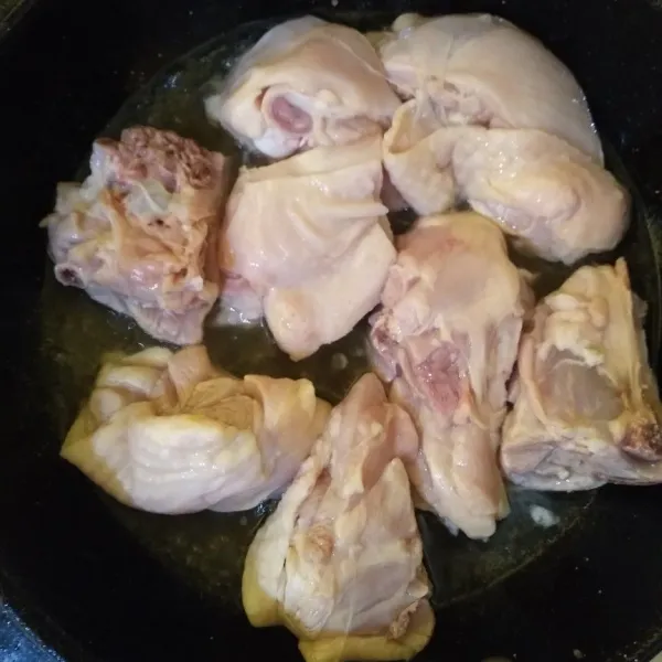 Goreng ayam dengan sedikit minyak hingga matang.