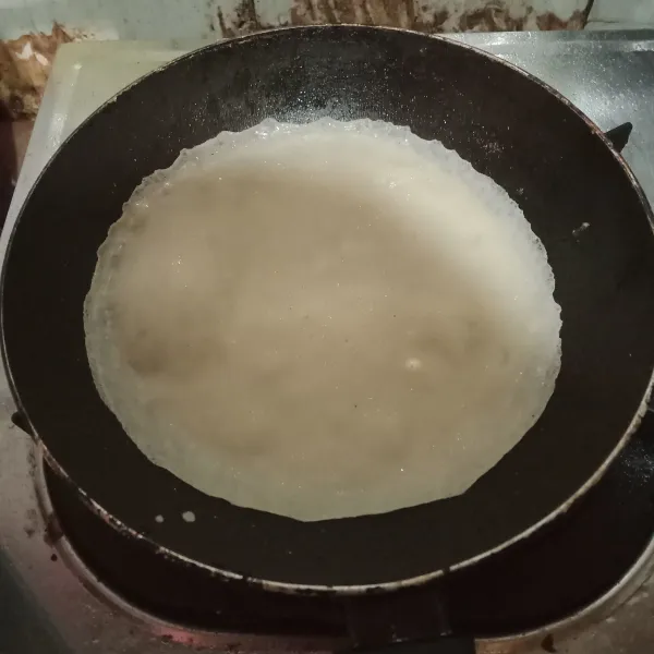 Panaskan teflon tuang 1 sendok sayur adonan, jika bagian pinggir sudah mengering angkat (gunakan api kecil).