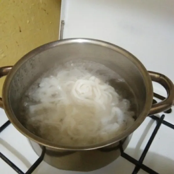 Rebus fettuccine shirataki basah selama 5 menit, lalu tiriskan