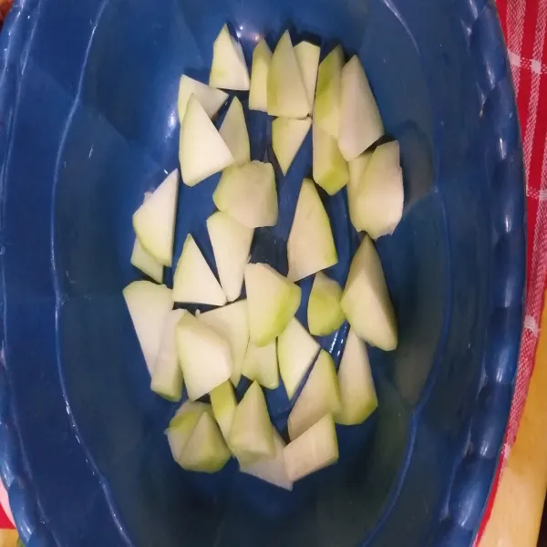 Kupas labu. Cuci bersih, lalu potong-potong.